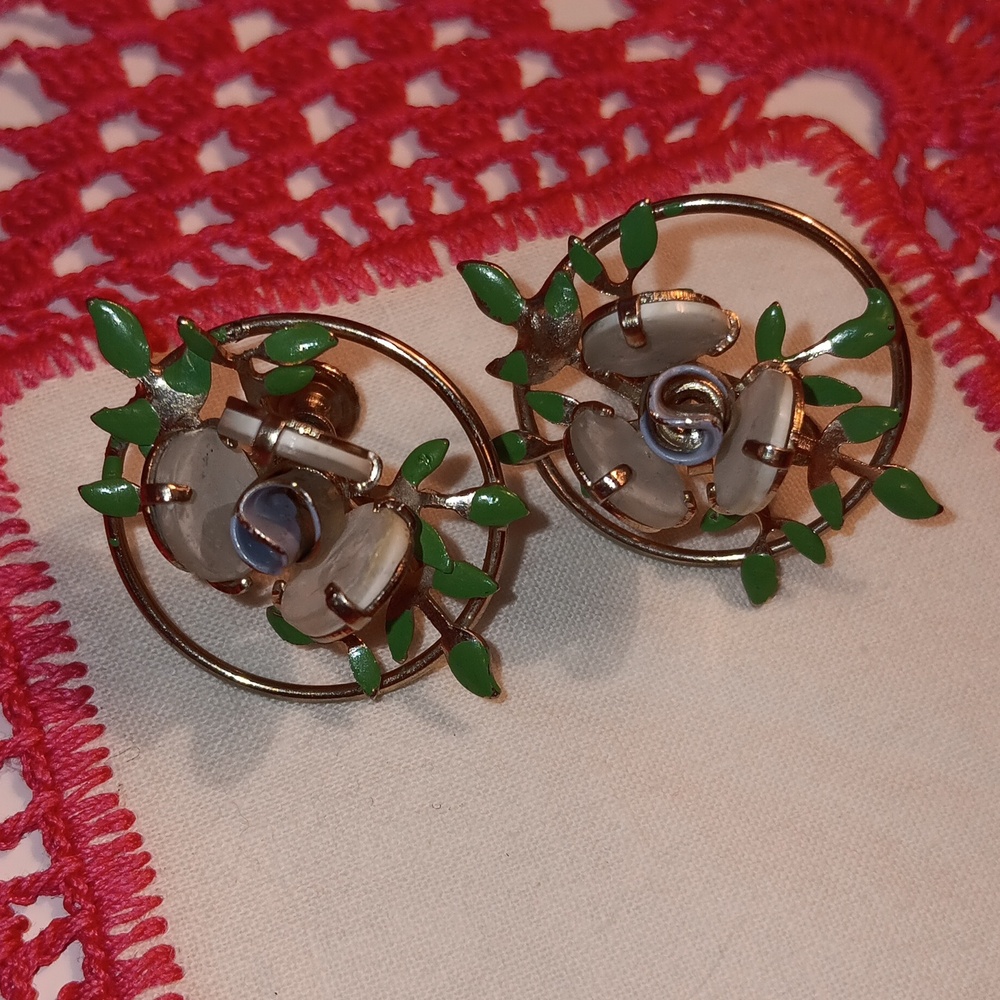 Vintage Floral Screwback Earrings 🌼 🌸 🌻